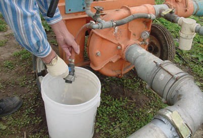 Collect liquid manure in a plastic pail and take a sub-sample from the pail.