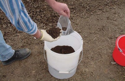 Place solid manure samples in a resealable freezer bag.