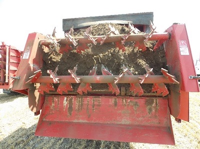 Horizontal beaters of solid manure spreaders.