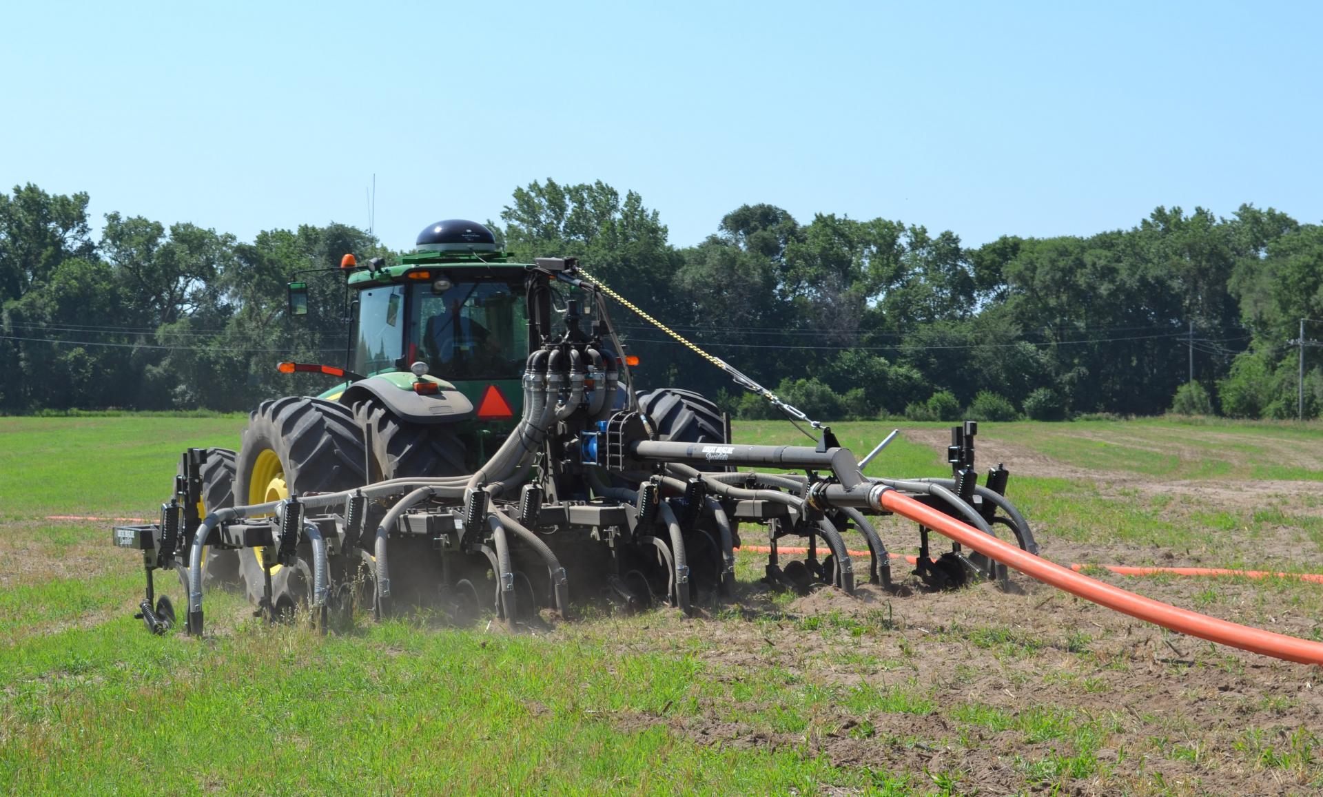 Drag hose injecting manure