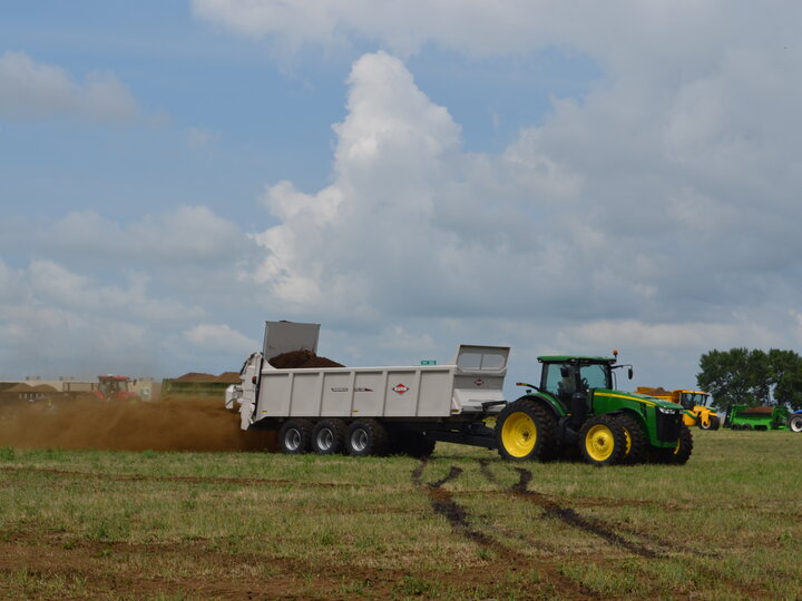 manure spreading dry manure