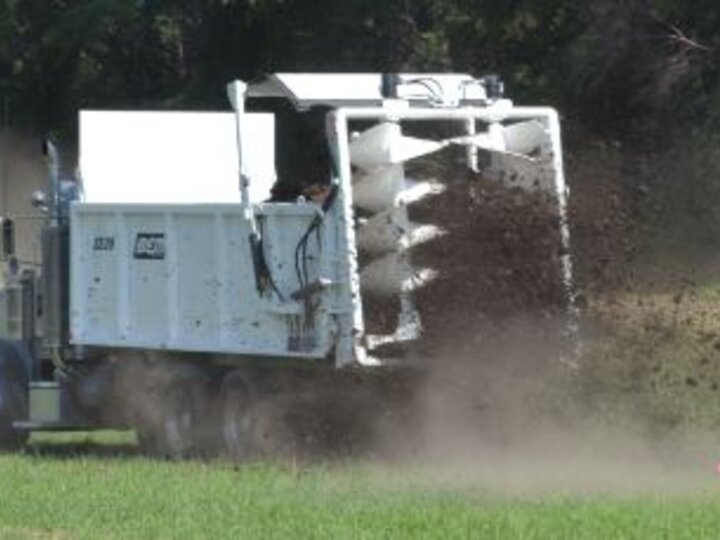 dry manure spreader with vertical beaters