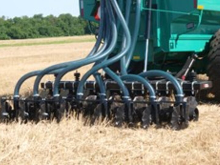 spreading liquid manure in wheat with a toolbar