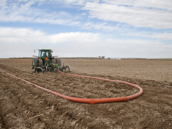 drag hose manure spreader applying manure to a field