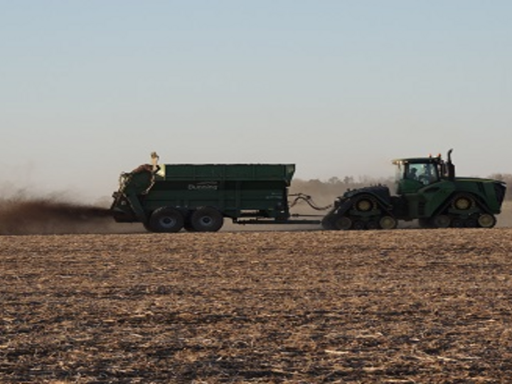 Manure spreader.