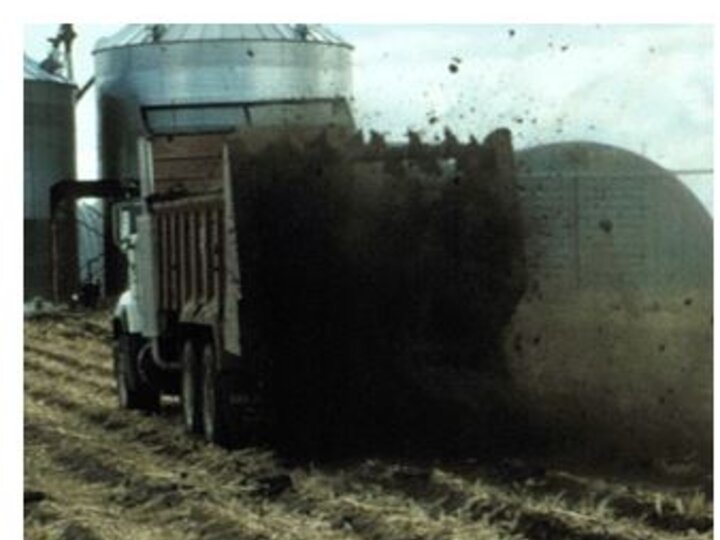 dry manure spreader with horizontal beaters