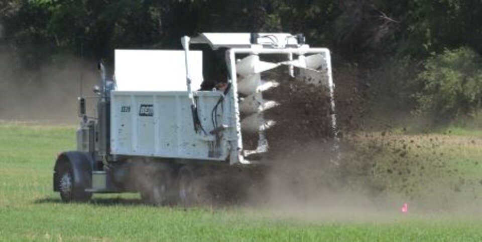 dry manure spreader with vertical beaters